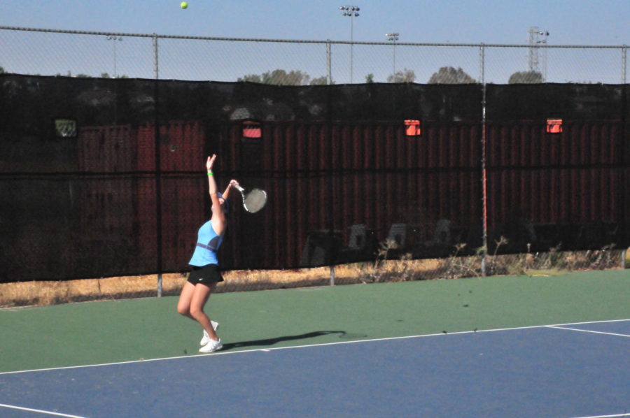 Girls+Tennis+Bounces+Into+Season